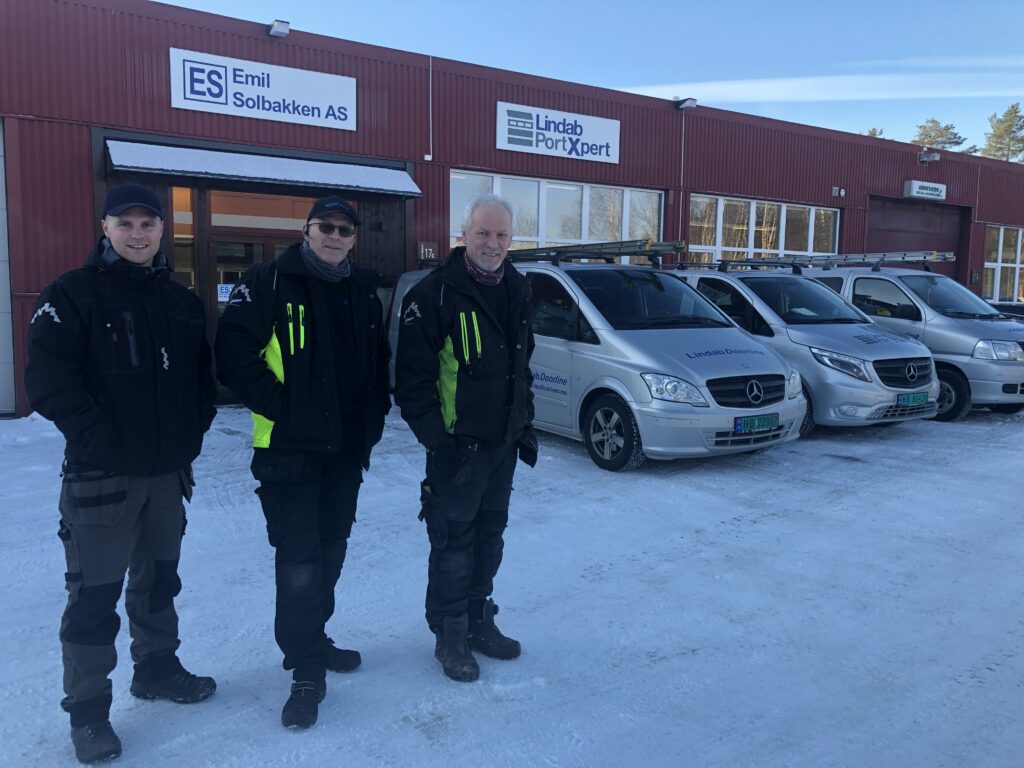 bildet viser utensiden av lokalet med tre ansatte