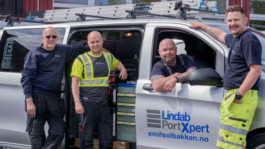 Bildet viser de ansatte hos Emil Solbakken